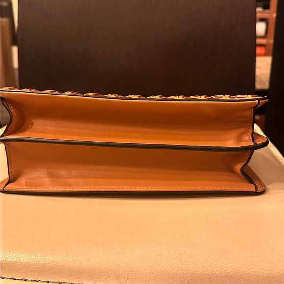 Elegant Tan Woven Handbag - Picture 8 of 9